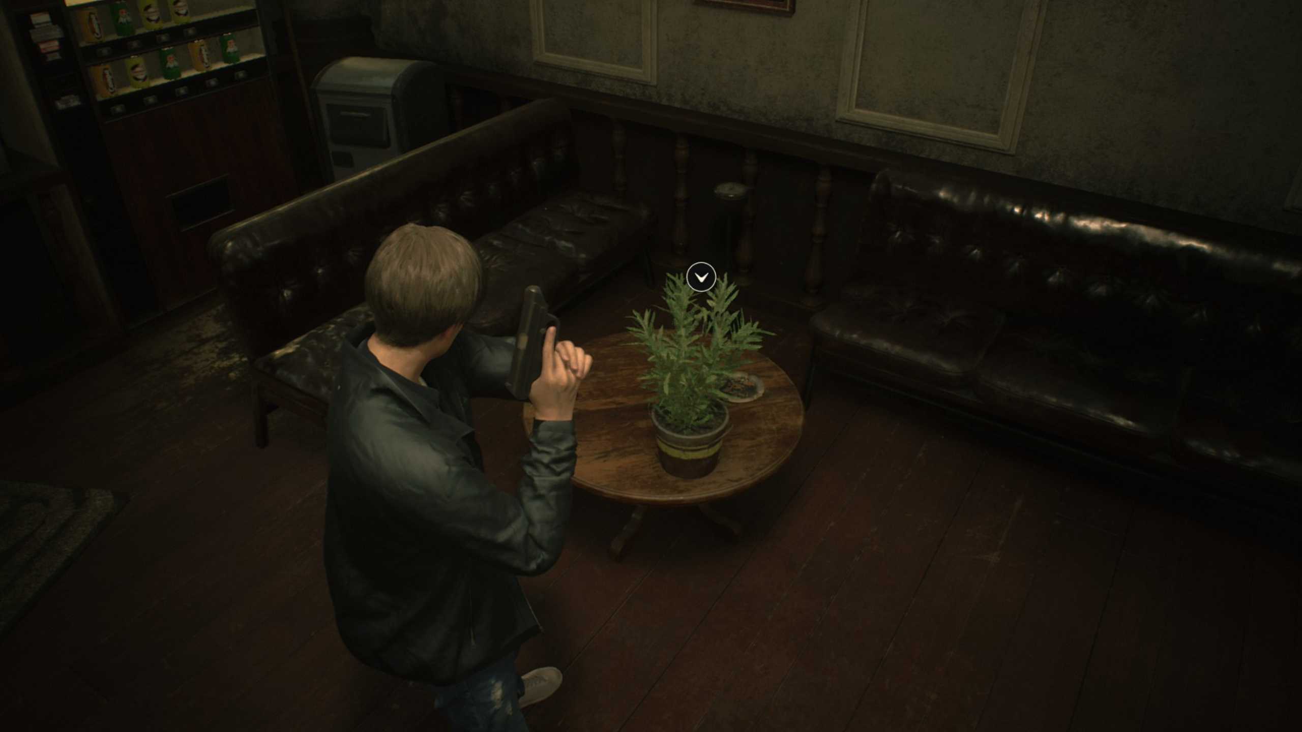 Screenshot des Videospiels Resident Evil 2, wobei Protagonist Leon S. Kennedy vor einem grünen Kraut steht.